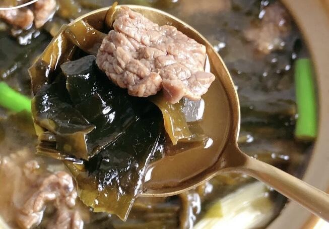 好喝会瘦的韩式海带牛肉汤食谱来了！做法简单又低卡低脂，超适合做减脂餐！